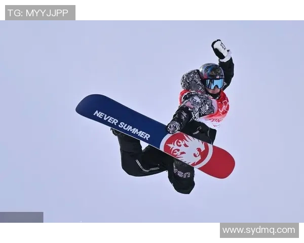 苏翊鸣在单板滑雪比赛中勇夺银牌展现中国年轻运动员的实力与潜力